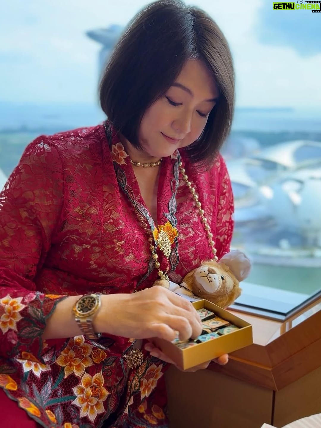 Chen Liping - 6.5K Likes - 今年的国庆🇸🇬很特别😍
普新加坡同庆#SG60 🙌🫶❤️✨🎆🎇
Happiest Birthday Singapore ❤️❤️❤️
#1965 #60th #Independence #Majulah #Singapura #Blessed #Singapore #Singapore60 #CulturalElegance #PTL

✨Savouring SG60 in style @ritzcarltonmilleniasingapore where heritage meets luxury.
Guests with a ‘6’ in their DOB enjoy special room upgrade privileges, extra perks if born in 1965❤️(Valid till 31 August)

Perks includes:
🌸 Peranakan ceramic coaster by @theintan
🍫 Local-flavoured artisanal pralines
🍳 Daily breakfast for two @colonysg 
🍾 A bottle of champagne
🦁 Limited-edition Chef Lion plushie

✨A Taste of Tradition 
Wearing the elegant @rumahkimchoo kebaya 

✨Special thanks to @straits_times for the lovely feature!