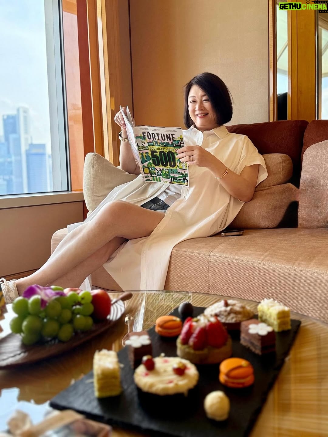 Chen Liping - 6.5K Likes - 今年的国庆🇸🇬很特别😍
普新加坡同庆#SG60 🙌🫶❤️✨🎆🎇
Happiest Birthday Singapore ❤️❤️❤️
#1965 #60th #Independence #Majulah #Singapura #Blessed #Singapore #Singapore60 #CulturalElegance #PTL

✨Savouring SG60 in style @ritzcarltonmilleniasingapore where heritage meets luxury.
Guests with a ‘6’ in their DOB enjoy special room upgrade privileges, extra perks if born in 1965❤️(Valid till 31 August)

Perks includes:
🌸 Peranakan ceramic coaster by @theintan
🍫 Local-flavoured artisanal pralines
🍳 Daily breakfast for two @colonysg 
🍾 A bottle of champagne
🦁 Limited-edition Chef Lion plushie

✨A Taste of Tradition 
Wearing the elegant @rumahkimchoo kebaya 

✨Special thanks to @straits_times for the lovely feature!