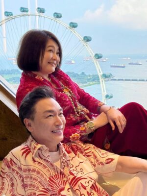 Chen Liping Instagram - 今年的国庆🇸🇬很特别😍
普新加坡同庆#SG60 🙌🫶❤️✨🎆🎇
Happiest Birthday Singapore ❤️❤️❤️
#1965 #60th #Independence #Majulah #Singapura #Blessed #Singapore #Singapore60 #CulturalElegance #PTL

✨Savouring SG60 in style @ritzcarltonmilleniasingapore where heritage meets luxury.
Guests with a ‘6’ in their DOB enjoy special room upgrade privileges, extra perks if born in 1965❤️(Valid till 31 August)

Perks includes:
🌸 Peranakan ceramic coaster by @theintan
🍫 Local-flavoured artisanal pralines
🍳 Daily breakfast for two @colonysg 
🍾 A bottle of champagne
🦁 Limited-edition Chef Lion plushie

✨A Taste of Tradition 
Wearing the elegant @rumahkimchoo kebaya 

✨Special thanks to @straits_times for the lovely feature!