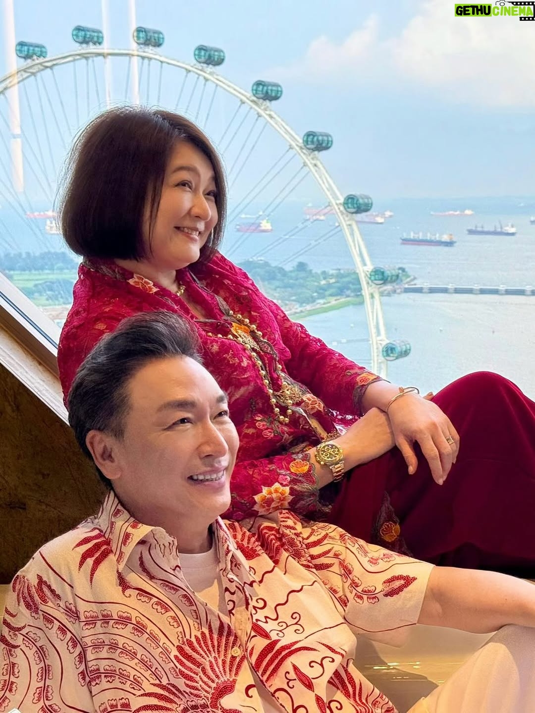 Chen Liping - 6.5K Likes - 今年的国庆🇸🇬很特别😍
普新加坡同庆#SG60 🙌🫶❤️✨🎆🎇
Happiest Birthday Singapore ❤️❤️❤️
#1965 #60th #Independence #Majulah #Singapura #Blessed #Singapore #Singapore60 #CulturalElegance #PTL

✨Savouring SG60 in style @ritzcarltonmilleniasingapore where heritage meets luxury.
Guests with a ‘6’ in their DOB enjoy special room upgrade privileges, extra perks if born in 1965❤️(Valid till 31 August)

Perks includes:
🌸 Peranakan ceramic coaster by @theintan
🍫 Local-flavoured artisanal pralines
🍳 Daily breakfast for two @colonysg 
🍾 A bottle of champagne
🦁 Limited-edition Chef Lion plushie

✨A Taste of Tradition 
Wearing the elegant @rumahkimchoo kebaya 

✨Special thanks to @straits_times for the lovely feature!