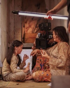 Chen Liping Instagram - 《阿珠与小心娘》戏里戏外。孩子篇❤️❤️❤️
1）2）孩子笑开怀。还真出牛力的拉哦
3）逗心娘
4）5）喝了椰花酒彩排又彩排
6）第一天第一场戏在片场两个都abit BlurBlur
7）专注找虱子
8）总共吃了8只油腻腻的大鸭腿
9）睡大觉
10）导演与我们累到眼睛睁不开了
11）汽水我俩都爱喝
12）又脏又痒白腿抓抓抓
13）心娘 sayang NyaNya
14）Let’s go #EmeraldHill
15)可爱的二少奶奶Surprise! @jesssseca 
16)Check 一下到了翡翠山上了吗
17）上翡翠山前要训练一下六七十年代的抱孩子method
18）剧中没看到的这一段抱心娘
19）大功告成拍摄完毕才敢玩(摄影师Tommy关心指导)
20）夕阳西下MagicHour乐开怀呀乐逍遥

#小娘惹之翡翠山 #蔡珠娘 #张心娘 
#谢谢导演燕金对小朋友的耐心与爱心 
 #EmeraldHill #MediacorpEmeraldhill
#TheLittleNyonya #PTL