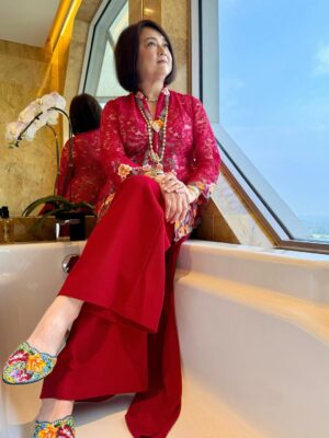 Chen Liping Instagram - 今年的国庆🇸🇬很特别😍
普新加坡同庆#SG60 🙌🫶❤️✨🎆🎇
Happiest Birthday Singapore ❤️❤️❤️
#1965 #60th #Independence #Majulah #Singapura #Blessed #Singapore #Singapore60 #CulturalElegance #PTL

✨Savouring SG60 in style @ritzcarltonmilleniasingapore where heritage meets luxury.
Guests with a ‘6’ in their DOB enjoy special room upgrade privileges, extra perks if born in 1965❤️(Valid till 31 August)

Perks includes:
🌸 Peranakan ceramic coaster by @theintan
🍫 Local-flavoured artisanal pralines
🍳 Daily breakfast for two @colonysg 
🍾 A bottle of champagne
🦁 Limited-edition Chef Lion plushie

✨A Taste of Tradition 
Wearing the elegant @rumahkimchoo kebaya 

✨Special thanks to @straits_times for the lovely feature!