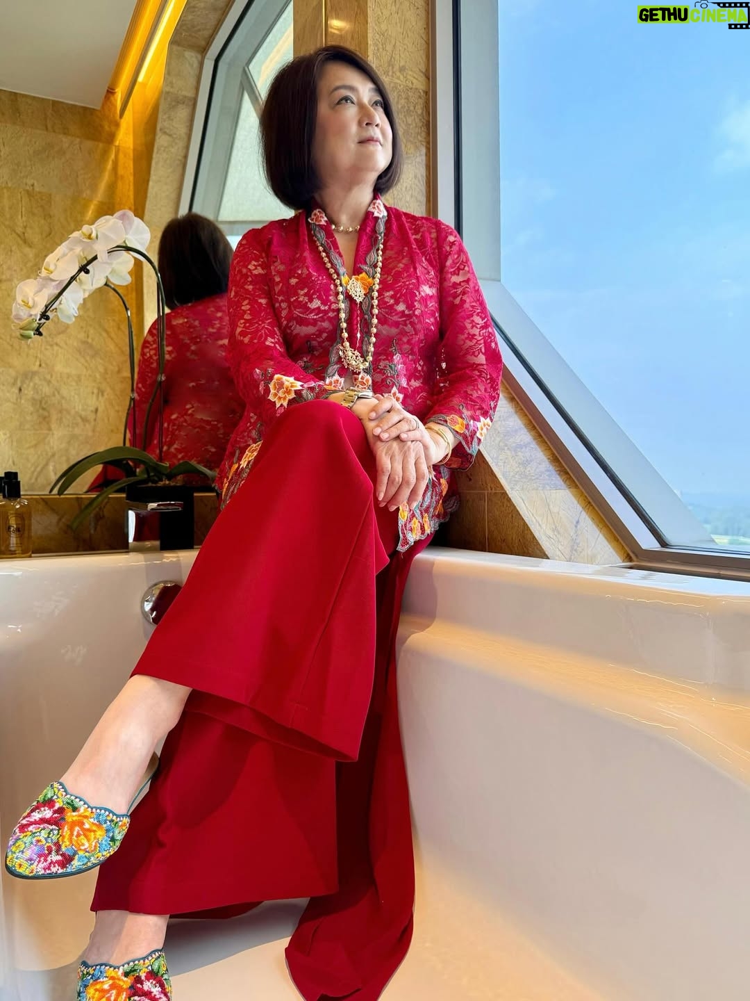 Chen Liping - 6.5K Likes - 今年的国庆🇸🇬很特别😍
普新加坡同庆#SG60 🙌🫶❤️✨🎆🎇
Happiest Birthday Singapore ❤️❤️❤️
#1965 #60th #Independence #Majulah #Singapura #Blessed #Singapore #Singapore60 #CulturalElegance #PTL

✨Savouring SG60 in style @ritzcarltonmilleniasingapore where heritage meets luxury.
Guests with a ‘6’ in their DOB enjoy special room upgrade privileges, extra perks if born in 1965❤️(Valid till 31 August)

Perks includes:
🌸 Peranakan ceramic coaster by @theintan
🍫 Local-flavoured artisanal pralines
🍳 Daily breakfast for two @colonysg 
🍾 A bottle of champagne
🦁 Limited-edition Chef Lion plushie

✨A Taste of Tradition 
Wearing the elegant @rumahkimchoo kebaya 

✨Special thanks to @straits_times for the lovely feature!