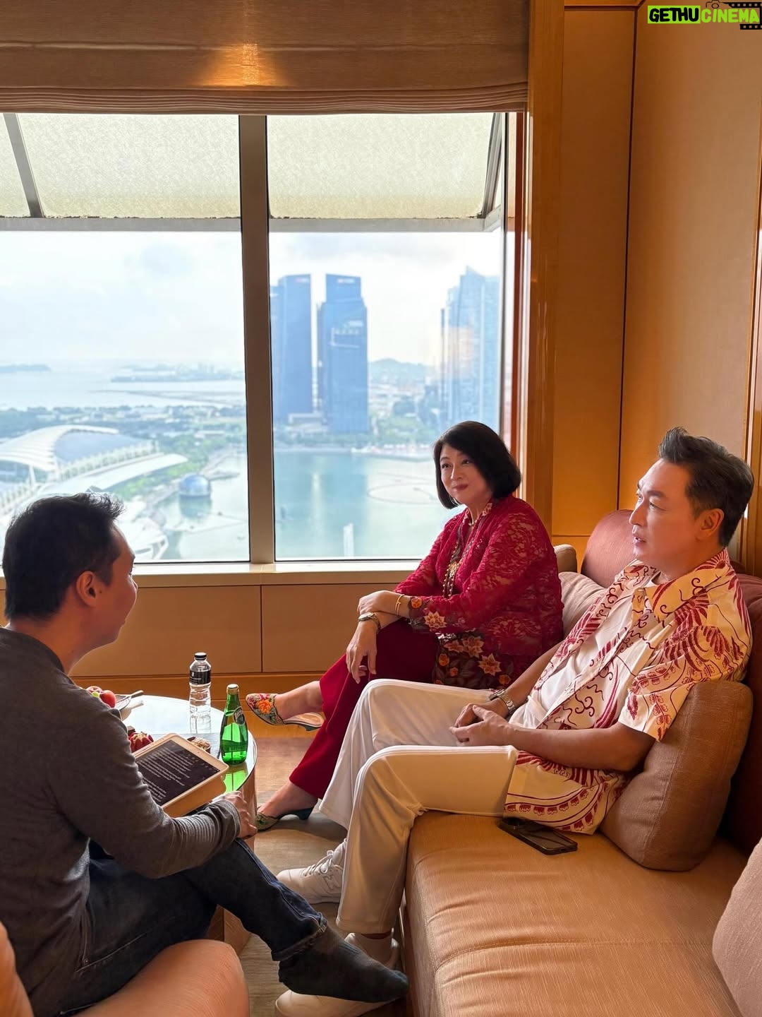 Chen Liping - 6.5K Likes - 今年的国庆🇸🇬很特别😍
普新加坡同庆#SG60 🙌🫶❤️✨🎆🎇
Happiest Birthday Singapore ❤️❤️❤️
#1965 #60th #Independence #Majulah #Singapura #Blessed #Singapore #Singapore60 #CulturalElegance #PTL

✨Savouring SG60 in style @ritzcarltonmilleniasingapore where heritage meets luxury.
Guests with a ‘6’ in their DOB enjoy special room upgrade privileges, extra perks if born in 1965❤️(Valid till 31 August)

Perks includes:
🌸 Peranakan ceramic coaster by @theintan
🍫 Local-flavoured artisanal pralines
🍳 Daily breakfast for two @colonysg 
🍾 A bottle of champagne
🦁 Limited-edition Chef Lion plushie

✨A Taste of Tradition 
Wearing the elegant @rumahkimchoo kebaya 

✨Special thanks to @straits_times for the lovely feature!