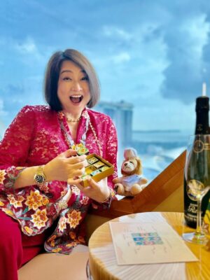 Chen Liping Instagram - 今年的国庆🇸🇬很特别😍
普新加坡同庆#SG60 🙌🫶❤️✨🎆🎇
Happiest Birthday Singapore ❤️❤️❤️
#1965 #60th #Independence #Majulah #Singapura #Blessed #Singapore #Singapore60 #CulturalElegance #PTL

✨Savouring SG60 in style @ritzcarltonmilleniasingapore where heritage meets luxury.
Guests with a ‘6’ in their DOB enjoy special room upgrade privileges, extra perks if born in 1965❤️(Valid till 31 August)

Perks includes:
🌸 Peranakan ceramic coaster by @theintan
🍫 Local-flavoured artisanal pralines
🍳 Daily breakfast for two @colonysg 
🍾 A bottle of champagne
🦁 Limited-edition Chef Lion plushie

✨A Taste of Tradition 
Wearing the elegant @rumahkimchoo kebaya 

✨Special thanks to @straits_times for the lovely feature!