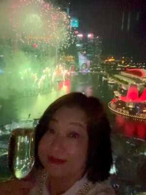 Chen Liping Instagram - 今年的国庆🇸🇬很特别😍
普新加坡同庆#SG60 🙌🫶❤️✨🎆🎇
Happiest Birthday Singapore ❤️❤️❤️
#1965 #60th #Independence #Majulah #Singapura #Blessed #Singapore #Singapore60 #CulturalElegance #PTL

✨Savouring SG60 in style @ritzcarltonmilleniasingapore where heritage meets luxury.
Guests with a ‘6’ in their DOB enjoy special room upgrade privileges, extra perks if born in 1965❤️(Valid till 31 August)

Perks includes:
🌸 Peranakan ceramic coaster by @theintan
🍫 Local-flavoured artisanal pralines
🍳 Daily breakfast for two @colonysg 
🍾 A bottle of champagne
🦁 Limited-edition Chef Lion plushie

✨A Taste of Tradition 
Wearing the elegant @rumahkimchoo kebaya 

✨Special thanks to @straits_times for the lovely feature!