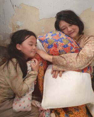 Chen Liping Instagram - 《阿珠与小心娘》戏里戏外。孩子篇❤️❤️❤️
1）2）孩子笑开怀。还真出牛力的拉哦
3）逗心娘
4）5）喝了椰花酒彩排又彩排
6）第一天第一场戏在片场两个都abit BlurBlur
7）专注找虱子
8）总共吃了8只油腻腻的大鸭腿
9）睡大觉
10）导演与我们累到眼睛睁不开了
11）汽水我俩都爱喝
12）又脏又痒白腿抓抓抓
13）心娘 sayang NyaNya
14）Let’s go #EmeraldHill
15)可爱的二少奶奶Surprise! @jesssseca 
16)Check 一下到了翡翠山上了吗
17）上翡翠山前要训练一下六七十年代的抱孩子method
18）剧中没看到的这一段抱心娘
19）大功告成拍摄完毕才敢玩(摄影师Tommy关心指导)
20）夕阳西下MagicHour乐开怀呀乐逍遥

#小娘惹之翡翠山 #蔡珠娘 #张心娘 
#谢谢导演燕金对小朋友的耐心与爱心 
 #EmeraldHill #MediacorpEmeraldhill
#TheLittleNyonya #PTL