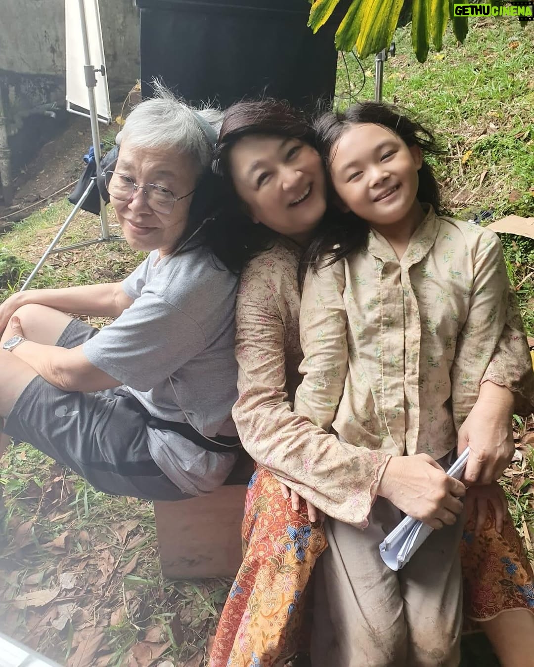Chen Liping - 12.3K Likes - 《阿珠与小心娘》戏里戏外。孩子篇❤️❤️❤️
1）2）孩子笑开怀。还真出牛力的拉哦
3）逗心娘
4）5）喝了椰花酒彩排又彩排
6）第一天第一场戏在片场两个都abit BlurBlur
7）专注找虱子
8）总共吃了8只油腻腻的大鸭腿
9）睡大觉
10）导演与我们累到眼睛睁不开了
11）汽水我俩都爱喝
12）又脏又痒白腿抓抓抓
13）心娘 sayang NyaNya
14）Let’s go #EmeraldHill
15)可爱的二少奶奶Surprise! @jesssseca 
16)Check 一下到了翡翠山上了吗
17）上翡翠山前要训练一下六七十年代的抱孩子method
18）剧中没看到的这一段抱心娘
19）大功告成拍摄完毕才敢玩(摄影师Tommy关心指导)
20）夕阳西下MagicHour乐开怀呀乐逍遥

#小娘惹之翡翠山 #蔡珠娘 #张心娘 
#谢谢导演燕金对小朋友的耐心与爱心 
 #EmeraldHill #MediacorpEmeraldhill
#TheLittleNyonya #PTL