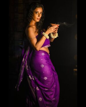 Chestha Bhagat Instagram - Unapologetically fierce. Undeniably flawless.
This look wasn’t made to blend in — it was made to turn heads.
Sharp lines, bold attitude, and a whole lot of glam 

🎨 Makeup l Hair l Styling by @makeupbyezra14 & @makeupartist_shital15
📷 Photography : @khiladii_bhaiyaa 

🔥 Bringing out the inner savage, one brushstroke at a time.

#MakeupByEzra14 #BoldBeauty #EdgyMakeup #FierceLook #MUAIndia #UnfilteredGlam #EditorialEdge #slaymodeon #divineenergy #mysticmuse #sareediaries #purpledreams
