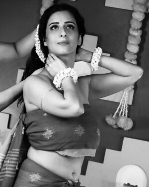 Chestha Bhagat Instagram - Unapologetically fierce. Undeniably flawless.
This look wasn’t made to blend in — it was made to turn heads.
Sharp lines, bold attitude, and a whole lot of glam 

🎨 Makeup l Hair l Styling by @makeupbyezra14 & @makeupartist_shital15
📷 Photography : @khiladii_bhaiyaa 

🔥 Bringing out the inner savage, one brushstroke at a time.

#MakeupByEzra14 #BoldBeauty #EdgyMakeup #FierceLook #MUAIndia #UnfilteredGlam #EditorialEdge #slaymodeon #divineenergy #mysticmuse #sareediaries #purpledreams
