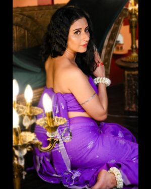 Chestha Bhagat Instagram - Unapologetically fierce. Undeniably flawless.
This look wasn’t made to blend in — it was made to turn heads.
Sharp lines, bold attitude, and a whole lot of glam 

🎨 Makeup l Hair l Styling by @makeupbyezra14 & @makeupartist_shital15
📷 Photography : @khiladii_bhaiyaa 

🔥 Bringing out the inner savage, one brushstroke at a time.

#MakeupByEzra14 #BoldBeauty #EdgyMakeup #FierceLook #MUAIndia #UnfilteredGlam #EditorialEdge #slaymodeon #divineenergy #mysticmuse #sareediaries #purpledreams