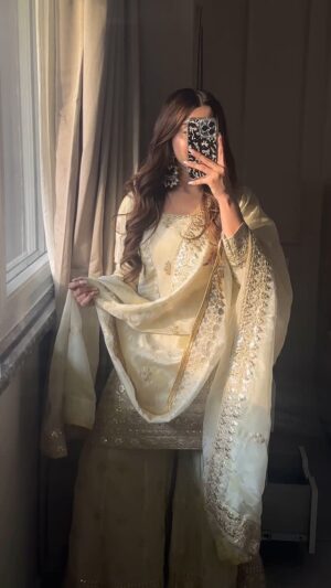 Chetali Narula Instagram - white suitss>>>>>
🏷️
suit - @gurunanakfabrics ( got this offline from their store in lajpat )
.
.
.
.
.
.
.
#suits #suitset #whitesuit #whitesupremacy #kurtaset #ethnic #ethnicwearonline #indianwear #trendingreels #partywear #bridesmaids #bridesmaiddresses
{ indian wear, suit set, white suit, white and gold, ethnic wear }