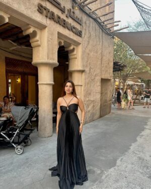Chetali Narula Instagram - the prettiest Starbucks in the world 🤍☕️
🏷️
dress - @a.la.modebyakanksha
bag - @jacquemus
.
.
.
.
.
.
.
.
{ dubai, alseef, dubai Starbucks, coffee, black dress, black outfit, ootd }