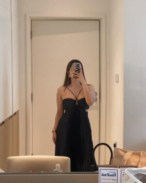 Chetali Narula Instagram - the prettiest Starbucks in the world 🤍☕️
🏷️
dress - @a.la.modebyakanksha
bag - @jacquemus
.
.
.
.
.
.
.
.
{ dubai, alseef, dubai Starbucks, coffee, black dress, black outfit, ootd }