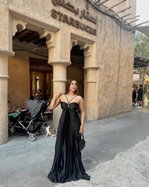 Chetali Narula Instagram - the prettiest Starbucks in the world 🤍☕️
🏷️
dress - @a.la.modebyakanksha
bag - @jacquemus
.
.
.
.
.
.
.
.
{ dubai, alseef, dubai Starbucks, coffee, black dress, black outfit, ootd }