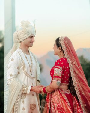 Chetna Sharma Instagram - 26•10•2024 #mrunirudh JUST GOT MARRIED 💃🏻💃🏻
Such a magical,emotional,beautiful,pure,sweet and the list carries on …. Day it was 🤌🏻 the happily ever after because #milgayavohi 😭🧿🥹❤️