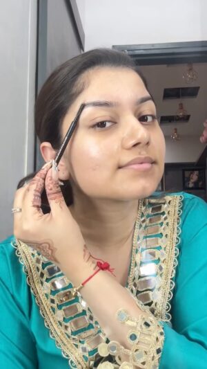 Chetna Sharma Instagram - Doing my 2 favourite tasks - makeup and eating 🤌🏻😝 #tbh 
.
Product details 
 @refybeauty primer
@forever52india concealer as color corrector 
@hudabeauty makeup pallet , concealer , lip liner
@elfcosmetics  liquid liner 
@anastasiabeverlyhills_india brow pomade , lip velvet
@fentybeauty mascara
@maybelline_ind foundation 
@lauramercier loose powder 
@charlottetilbury fixing spray