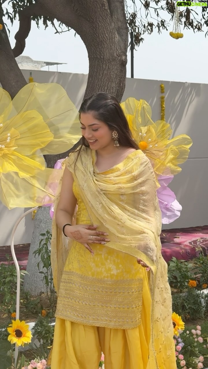 Chetna Sharma - 32.7K Likes - Quick transition into a ‘sarson da phull’ 🌻