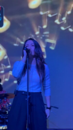 Chhavi Pradhan Instagram - This song and Dubai hit different ❤️
.
.
.
.
.
#headlines #dubai #live #livemusic #performer #uae #headlinesexecutive #new #reels #harkisikonahimilta #cover #band #dubaimusic