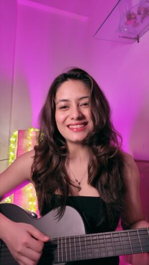 Chhavi Pradhan Instagram - Aise na mujhe tum dekho 😍🤍
.
.
.
.
.
#retro #bollywood #songs #kk #acoustic #unplugged
