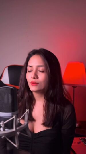 Chhavi Pradhan Instagram - Mere rang mein ❤️
.
.
.
.
.
#90s #songs #cover #salmankhan #balasubramaniam #unplugged