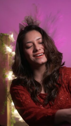 Chhavi Pradhan Instagram - Ve Haaniya ❤️
.
.
.
.
.
#vehaaniya #cover #reels #weekend #posts #acoustic