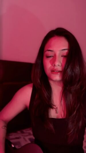 Chhavi Pradhan Instagram - Ishq 🖤
.
.
.
.
Have been in awe of the song, loved every part of it
.
.
.
#ishq #lostfound #song #cover #kashmiri #songs #love #indie #track