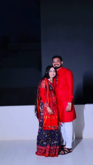 Chhaya Gami Instagram - આપણે જ રાજા ને રાણી 🤴👸🏻
#omkichhayu #chhaya #rajanrani