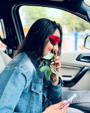 Chhaya Gami Instagram - 🌹❤️♾️
#omkichhayu
#thefirsttimewemet #roseday #7feb2025 #post #happyroseday