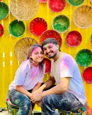 Chhaya Gami Instagram - तेरा रंग चढा है ऐसा छुड़ाना मुश्किल है!🌈❤️
#omkichhayu
#holi #insta #viral #holi2k25 #trending #holipose