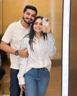Chhaya Gami Instagram - Tu… Tu hai wahi 🤩♥️
Ps - phone cover 🎀
#omkichhayu #mirrorselfie #selfieposes #tuhaiwahi❤️