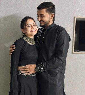 Chhaya Gami Instagram - જોડે રહેશું રાજ…🦚♾️
#omkichhayu
#navratri2k24
#garba #garbanight #navratri #viral #trending #trend #insta #post #newpost #couple #couplegarba #reels #morbi #ahemdabad #trend #poses #black