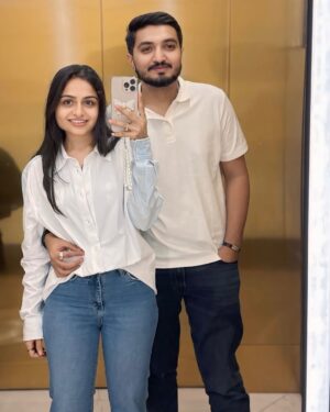 Chhaya Gami Instagram - Tu… Tu hai wahi 🤩♥️
Ps - phone cover 🎀
#omkichhayu #mirrorselfie #selfieposes #tuhaiwahi❤️