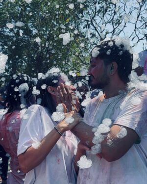 Chhaya Gami Instagram - तेरा रंग चढा है ऐसा छुड़ाना मुश्किल है!🌈❤️
#omkichhayu
#holi #insta #viral #holi2k25 #trending #holipose