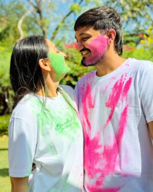 Chhaya Gami Instagram - तेरा रंग चढा है ऐसा छुड़ाना मुश्किल है!🌈❤️
#omkichhayu
#holi #insta #viral #holi2k25 #trending #holipose