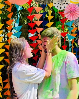 Chhaya Gami Instagram - तेरा रंग चढा है ऐसा छुड़ाना मुश्किल है!🌈❤️
#omkichhayu
#holi #insta #viral #holi2k25 #trending #holipose