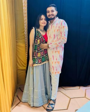 Chhaya Gami Instagram - तुझे जितना मैंने प्यार किया यारा किसी और से ना किया…🩷
#omkichhayu
#navratri2k24
#garba #garbanight #navratri #viral #trending #trend #insta #instagram #viralreels #viralvideos #couple #couplegarba #reels #morbi #post