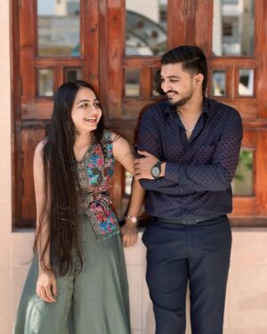 Chhaya Gami Instagram - Just "US“ ♥️
#omkichhayu
#viral #trending #post #2k24 #pose #newyear #pictures #instagram