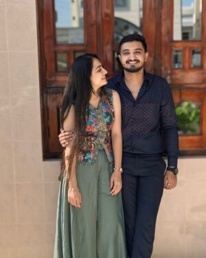 Chhaya Gami Instagram - Just "US“ ♥️
#omkichhayu
#viral #trending #post #2k24 #pose #newyear #pictures #instagram