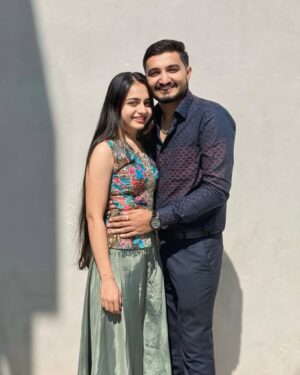 Chhaya Gami Instagram - Just "US“ ♥️
#omkichhayu
#viral #trending #post #2k24 #pose #newyear #pictures #instagram