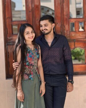 Chhaya Gami Instagram - Just "US“ ♥️
#omkichhayu
#viral #trending #post #2k24 #pose #newyear #pictures #instagram