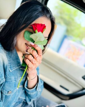 Chhaya Gami Instagram - 🌹❤️♾️
#omkichhayu
#thefirsttimewemet #roseday #7feb2025 #post #happyroseday