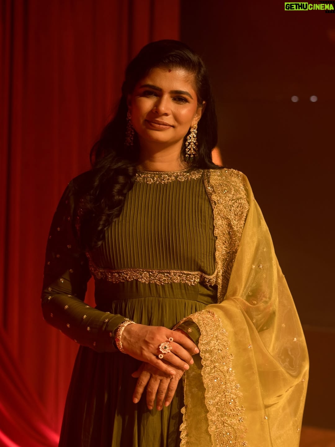 Chinmayi - 27.9K Likes - Eppadi Vandhaayo for #Aaromaley

Outfit - @sameenasofficial
Jewellery - @rimliboutique
Footwear - @themadrastrunk

Styling - @aishwaryaraghunath
Assist - @_.priya.dharshini_
HMU - @teamdiamondartistry
Photography - @snaps_of_vaishh