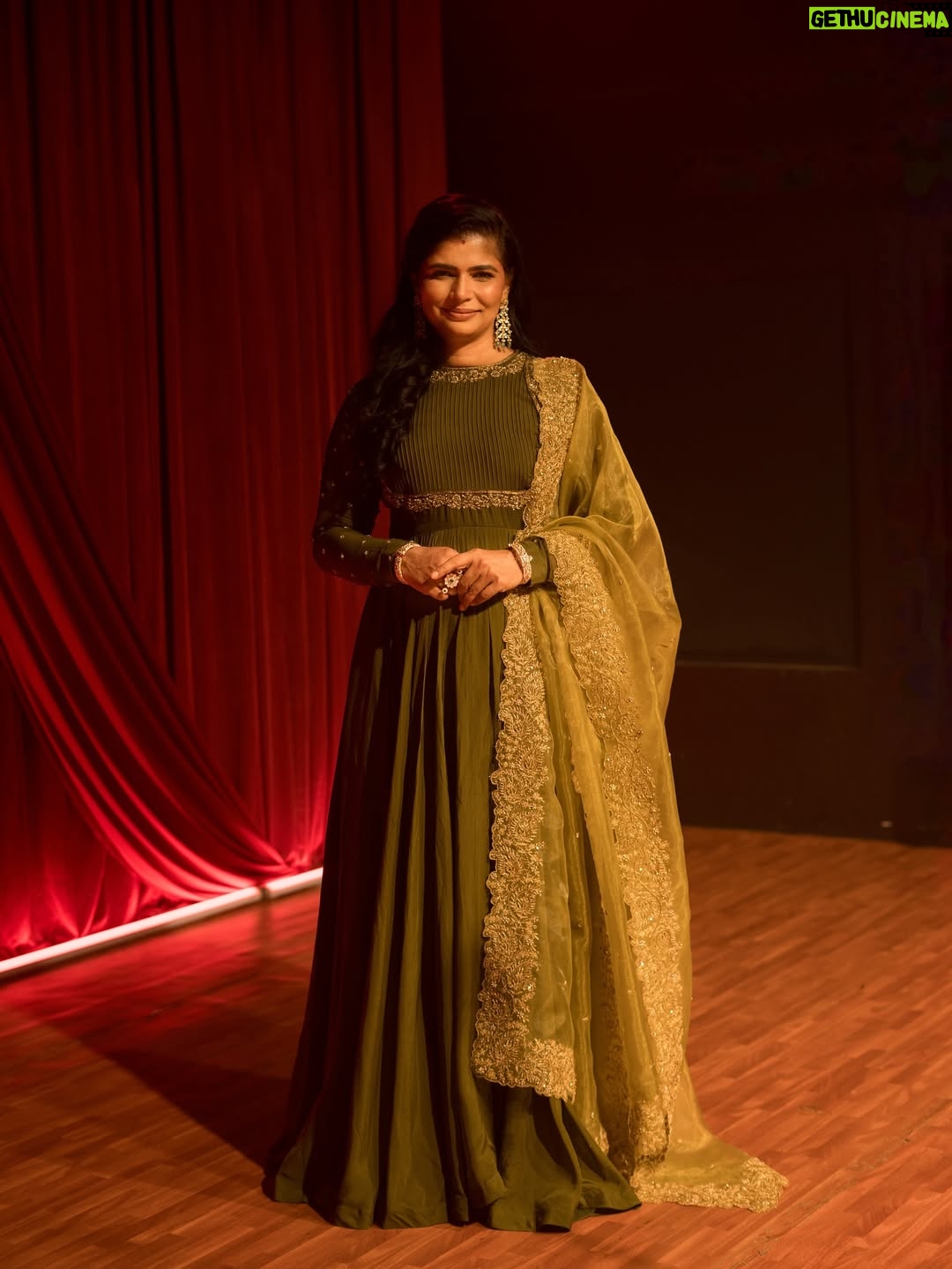 Chinmayi - 27.9K Likes - Eppadi Vandhaayo for #Aaromaley

Outfit - @sameenasofficial
Jewellery - @rimliboutique
Footwear - @themadrastrunk

Styling - @aishwaryaraghunath
Assist - @_.priya.dharshini_
HMU - @teamdiamondartistry
Photography - @snaps_of_vaishh
