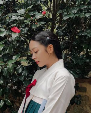 Cho Bo-ah Instagram - 드디어! 오늘 공개!!! (⃔ •͙ ༚ •͙ )⃕↝
따끈따끈한 넷플 오리지널 신작 
미스터리멜로스릴러 사극 탄금을 시청해 보아요💕