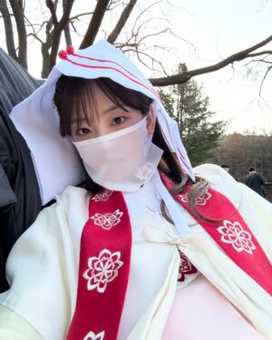 Cho Yi-hyun Instagram - HeadOverHeels