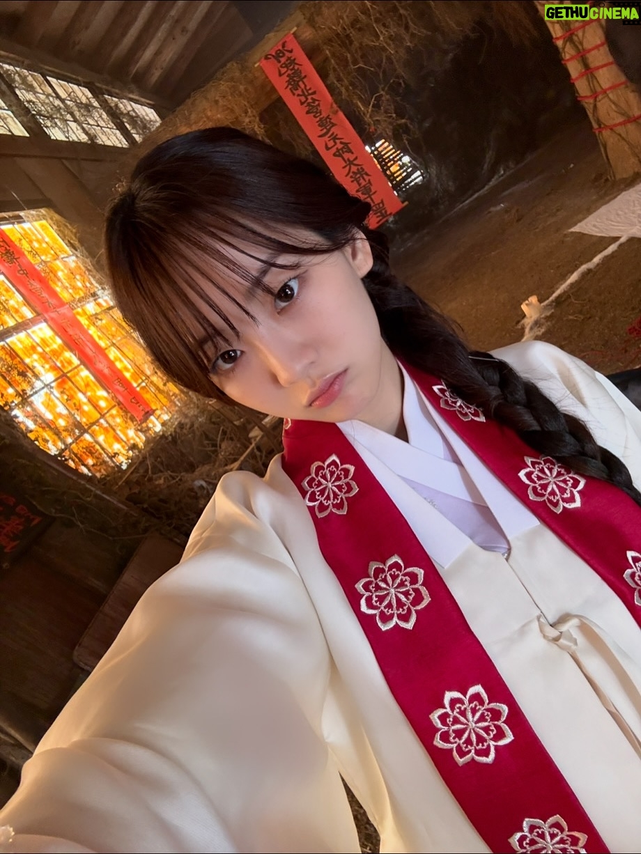 Cho Yi-hyun - 1.3 Million Likes - 견우와선녀를 함께해주신 모든 배우님들 스태프분들께 깊이 감사드립니다.
성아를 온전히 표현할 수 있도록 함께 고민하고, 아껴주셔서 촬영 내내 따뜻한 사랑을 느끼며 연기할 수 있었습니다. 이 모든 시간이, 그리고 시청자분들께 받은 사랑이 오래도록 마음에 남을 것 같아요. 진심으로 감사합니다.

그리고 가장 의지했던
지한매니저님.가영언니.진이언니.수영씨
웃음이 끊이지 않던 현장이 아주..많이..그리울거에요. 
반년동안 함께 웃고 떠들다보니 덕분에 제 성격도 많이 밝아졌어요. 
근래에 가장 큰 행운은 성아팀을 만난거에요. 
늘 나의 편에서 많은 고생을 한 성아팀에게 박수를👏👏
감사해요 늘☺️💗
.
.
지금까지 천지선녀 박성아 였습니다. 안녕
.
성아 will always be with you.
Wherever, whenever. 🤍