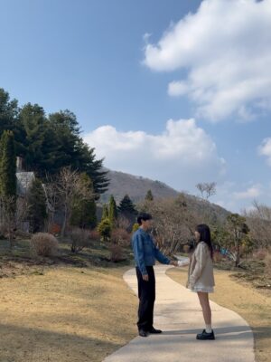 Cho Yi-hyun Instagram - 견우와선녀를 함께해주신 모든 배우님들 스태프분들께 깊이 감사드립니다.
성아를 온전히 표현할 수 있도록 함께 고민하고, 아껴주셔서 촬영 내내 따뜻한 사랑을 느끼며 연기할 수 있었습니다. 이 모든 시간이, 그리고 시청자분들께 받은 사랑이 오래도록 마음에 남을 것 같아요. 진심으로 감사합니다.

그리고 가장 의지했던
지한매니저님.가영언니.진이언니.수영씨
웃음이 끊이지 않던 현장이 아주..많이..그리울거에요. 
반년동안 함께 웃고 떠들다보니 덕분에 제 성격도 많이 밝아졌어요. 
근래에 가장 큰 행운은 성아팀을 만난거에요. 
늘 나의 편에서 많은 고생을 한 성아팀에게 박수를👏👏
감사해요 늘☺️💗
.
.
지금까지 천지선녀 박성아 였습니다. 안녕
.
성아 will always be with you.
Wherever, whenever. 🤍