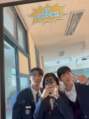Cho Yi-hyun Instagram - 견우와선녀를 함께해주신 모든 배우님들 스태프분들께 깊이 감사드립니다.
성아를 온전히 표현할 수 있도록 함께 고민하고, 아껴주셔서 촬영 내내 따뜻한 사랑을 느끼며 연기할 수 있었습니다. 이 모든 시간이, 그리고 시청자분들께 받은 사랑이 오래도록 마음에 남을 것 같아요. 진심으로 감사합니다.

그리고 가장 의지했던
지한매니저님.가영언니.진이언니.수영씨
웃음이 끊이지 않던 현장이 아주..많이..그리울거에요. 
반년동안 함께 웃고 떠들다보니 덕분에 제 성격도 많이 밝아졌어요. 
근래에 가장 큰 행운은 성아팀을 만난거에요. 
늘 나의 편에서 많은 고생을 한 성아팀에게 박수를👏👏
감사해요 늘☺️💗
.
.
지금까지 천지선녀 박성아 였습니다. 안녕
.
성아 will always be with you.
Wherever, whenever. 🤍