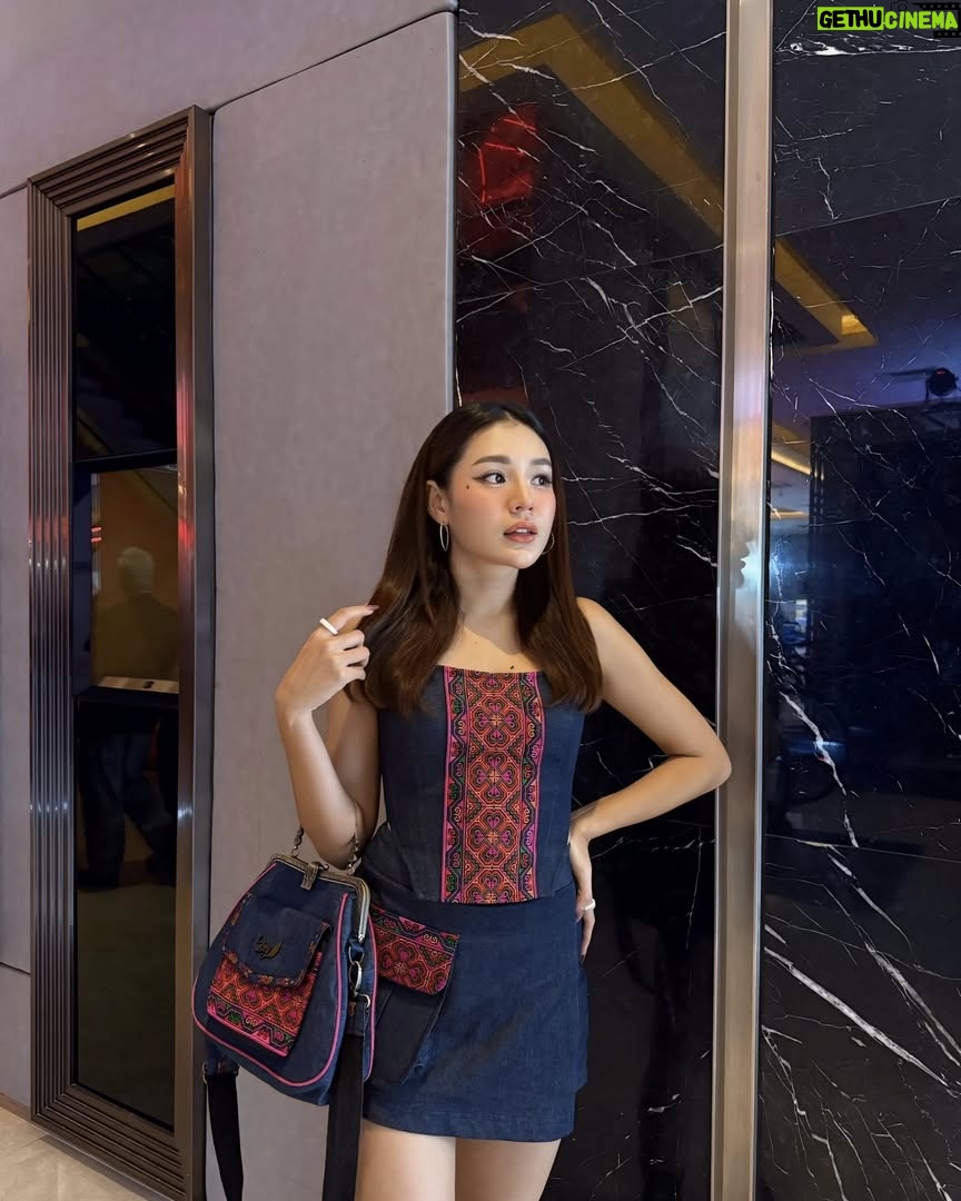 Chue Lay - 368 Likes - ဒီနေ့လေး လှနေတယ် ….. 💙

👗 Ma Pont
💄 Royal Phyo
